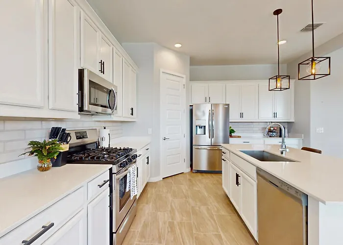 Pool, Hot Tub & Game Room! Spacious Buckeye Holiday home