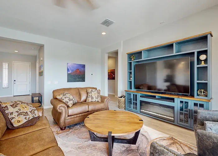 Pool, Hot Tub & Game Room! Spacious Buckeye Holiday home *