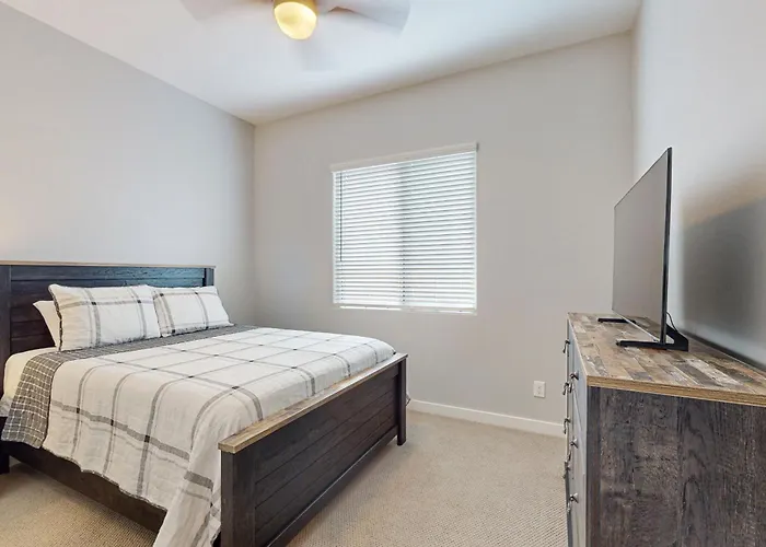 Holiday home Pool, Hot Tub & Game Room! Spacious Buckeye